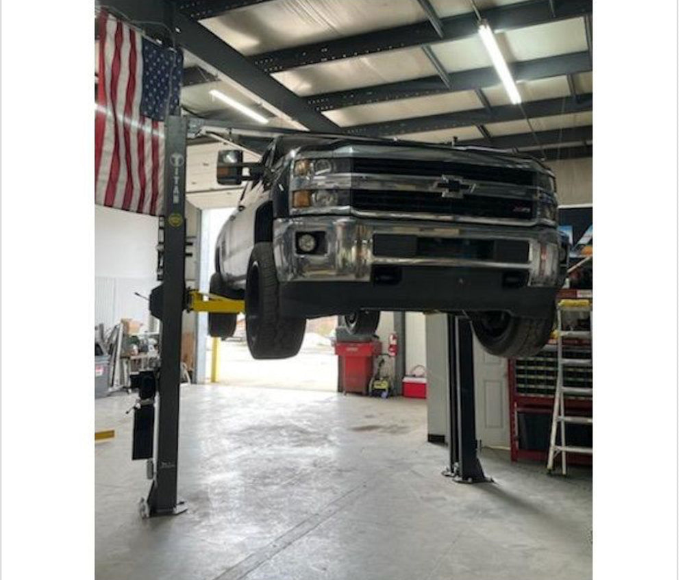 Titan Lifts™ 9,000 LB Clearfloor 2-Post Car Lift (HD2P-9KMSC)